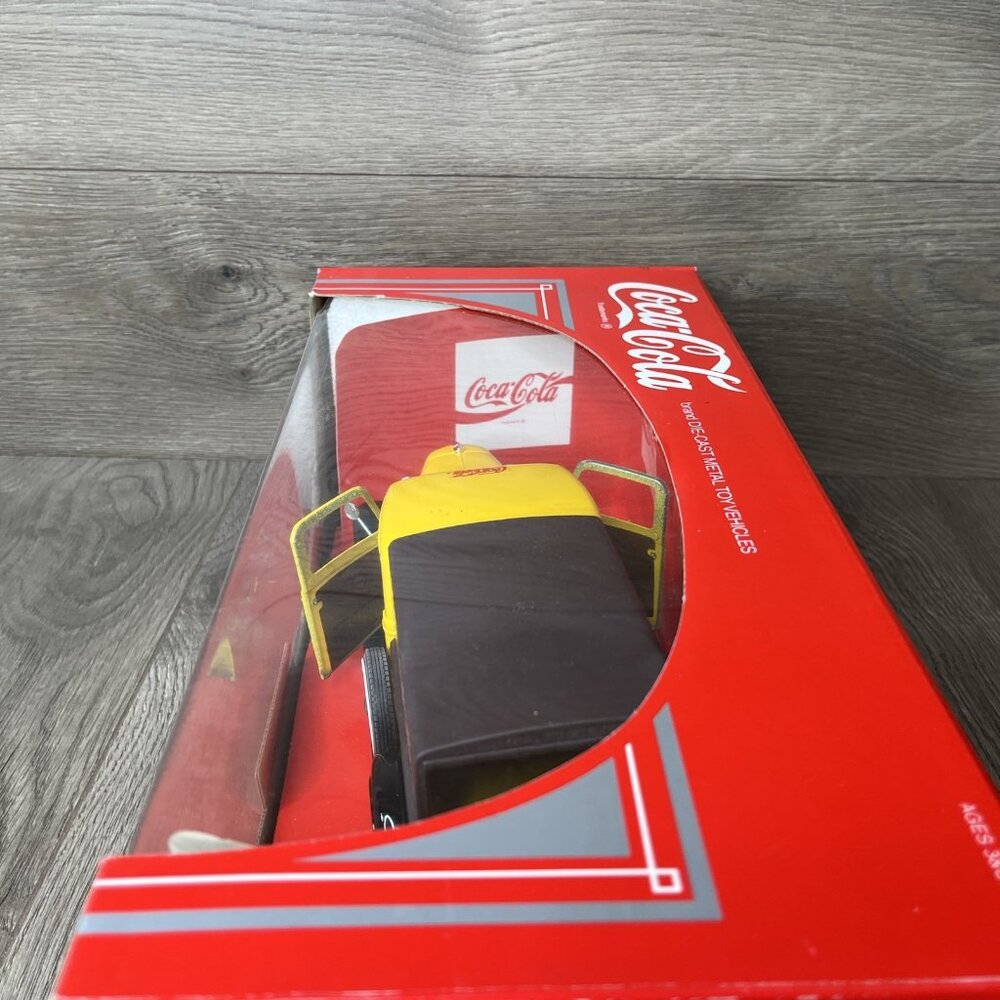 Hartoy Coca Cola 1936 Ford Delivery Truck 1:18 Scale Solido - 1979 - Picture 7 of 14